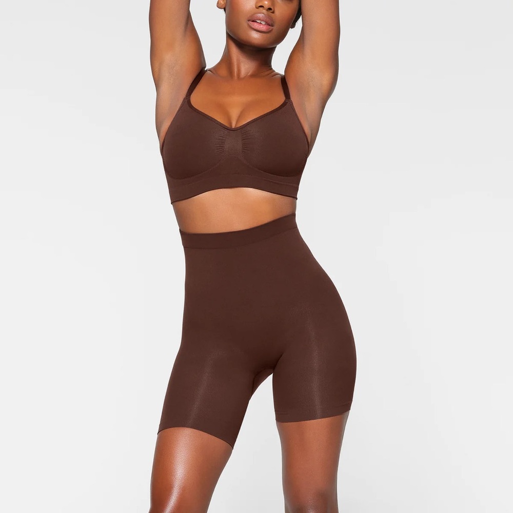 NWOT Seamless SKIMS Sculpt Mid Thigh Shorts In Cocoa Size S